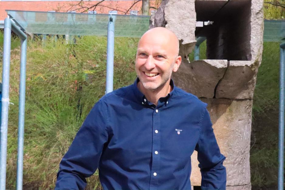 Knut Ove &AElig;s&oslash;y ved OsloMet fotografert utenfor universitetet