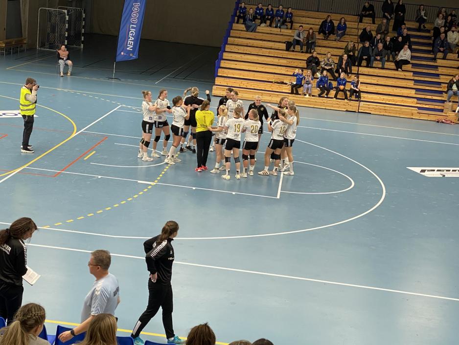 Aker H&aring;ndball feirer seieren over Oppsal. 