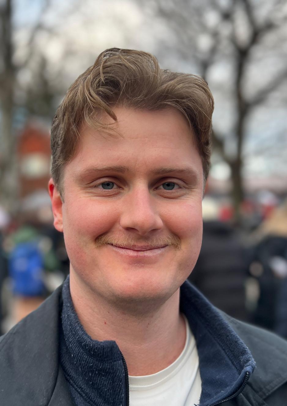 Mann med bart og brunt h&aring;r