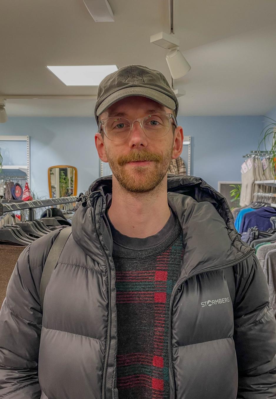 Portrett av Aleksander Sk&aring;vli p&aring; Fretex