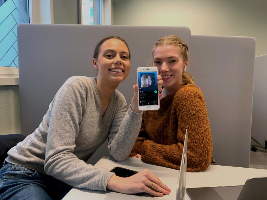 Alexandra Bugge-Kristoffersen og Nora Holstad Pedersen h&oslash;rer p&aring; Adele