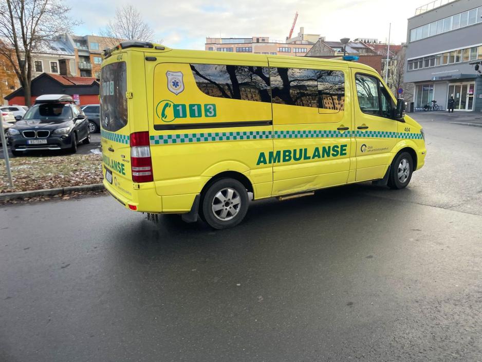 Ambulanse p&aring; vei inn til legevakta i Storgata.