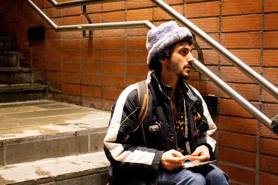 Intervjuobjekt i trapp, r&oslash;yker en sigarett