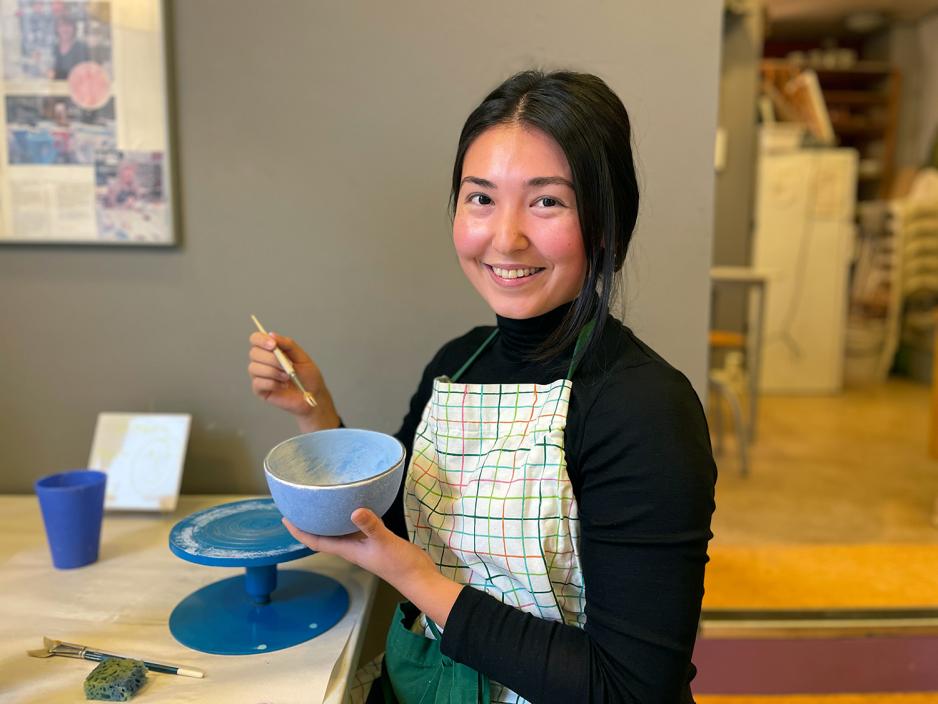 Bildet viser Amina &Oslash;mer, en bes&oslash;kende p&aring; keramikkverkstedet Glazed & Amused. 