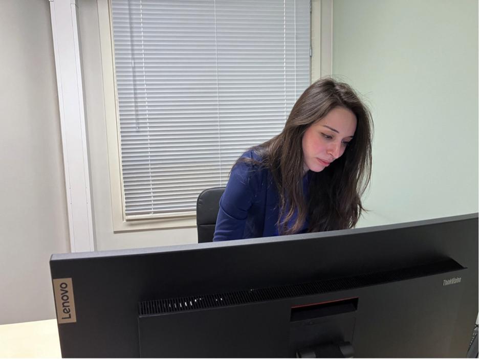 Ana Pashlishvili sjekker noe p&aring; datamaskinen. 