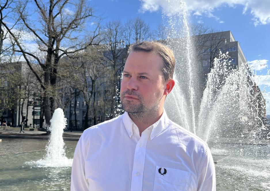 Anders Kjellevold st&aring;r foran en fontene.