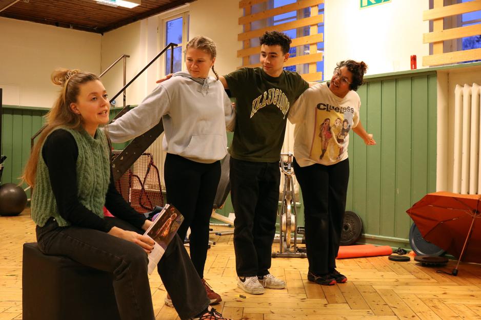 Bilde av skuespillere i sketsj p&aring; Blindern Studenterhjem revy. 