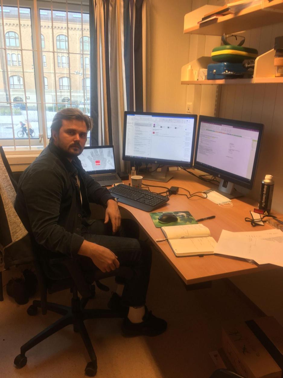 Mann sitter p&aring; kontor