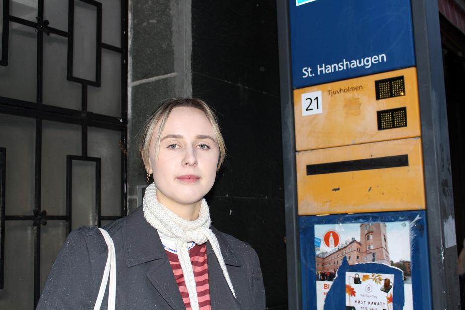 Jente venter p&aring; bussen