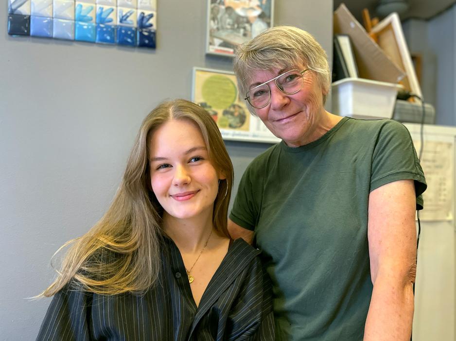 Bildet viser Thea Johansen og Anne Svanholm ved Glazed & Amused. Bildet er tatt inne p&aring; keramikkverkstedet.