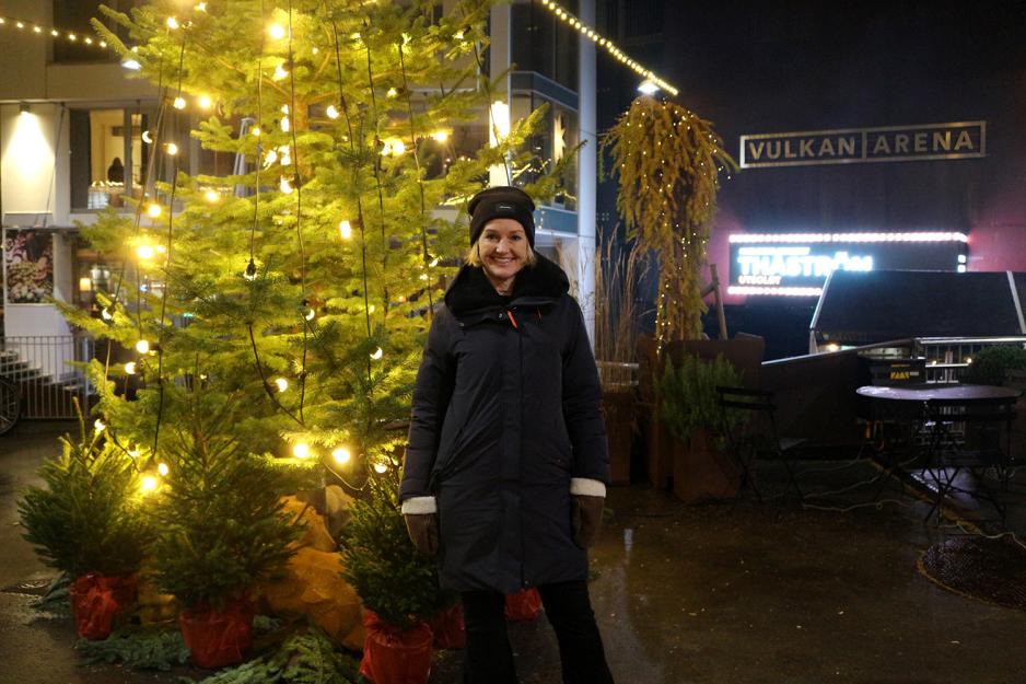 dame st&aring;r foran juletre