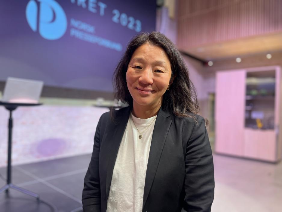 Bildet viser Anne Weider Aasen, leder for pressens faglige utvalg, p&aring; seminaret Etikk&aring;ret 2023