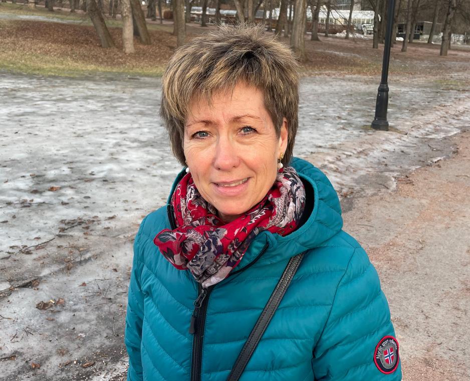 Kvinne i 50-&aring;rene st&aring;r rett opp og ned i Slottsparken. Hun myser litt da hun akkurat har tatt av seg brillene.