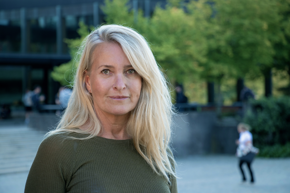 Portrett av leder i SiO Psykisk helse, r&aring;dgivning, og helsefremmende tjenester Anne Karin Mullally st&aring;r utend&oslash;rs