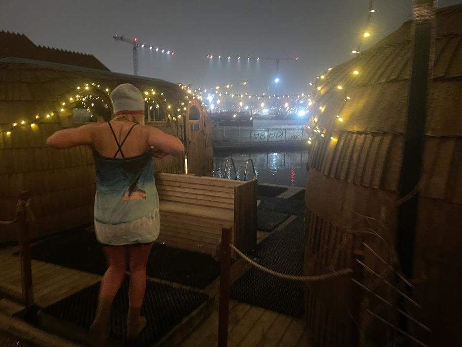 Dame g&aring;r mot badstue