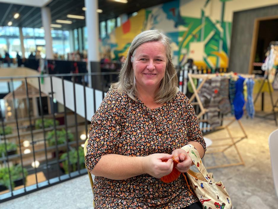 anne mette l&oslash;kken sitter &aring; strikker
