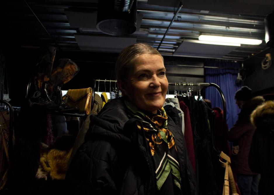 En mor som er her for &aring; st&oslash;tte datteren sin som en a er v selgerne