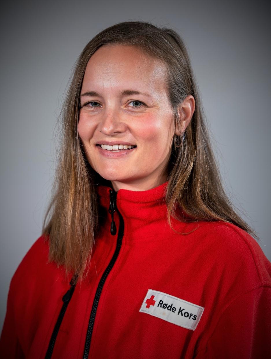 En dame med langt rett h&aring;r smiler og ser i kamera