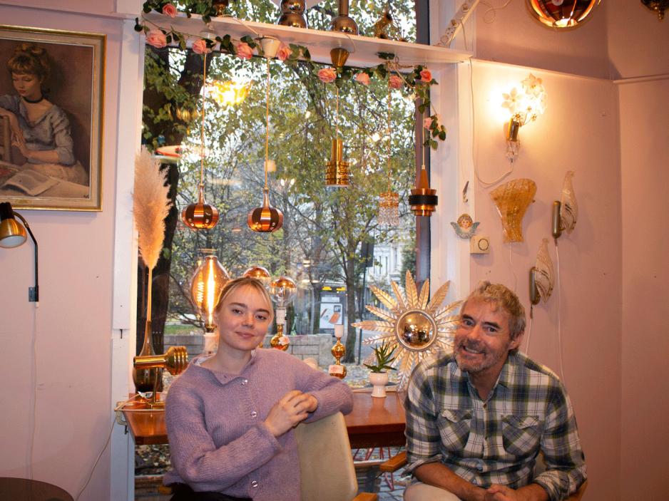 Nora Workinn og Frode Mortensen foran vinduet p&aring; Arv