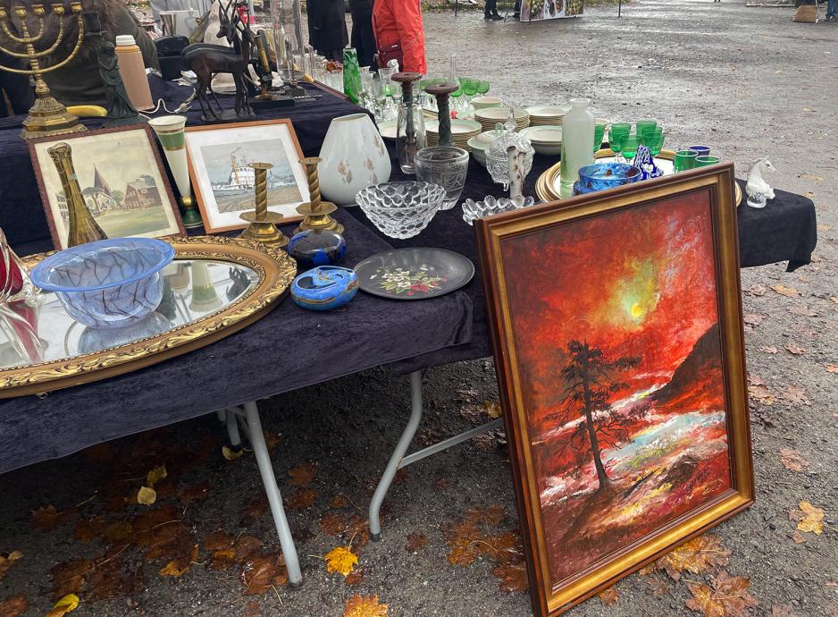 Bildet viset et maleri og andre bruktvarer p&aring; vestkanttorget