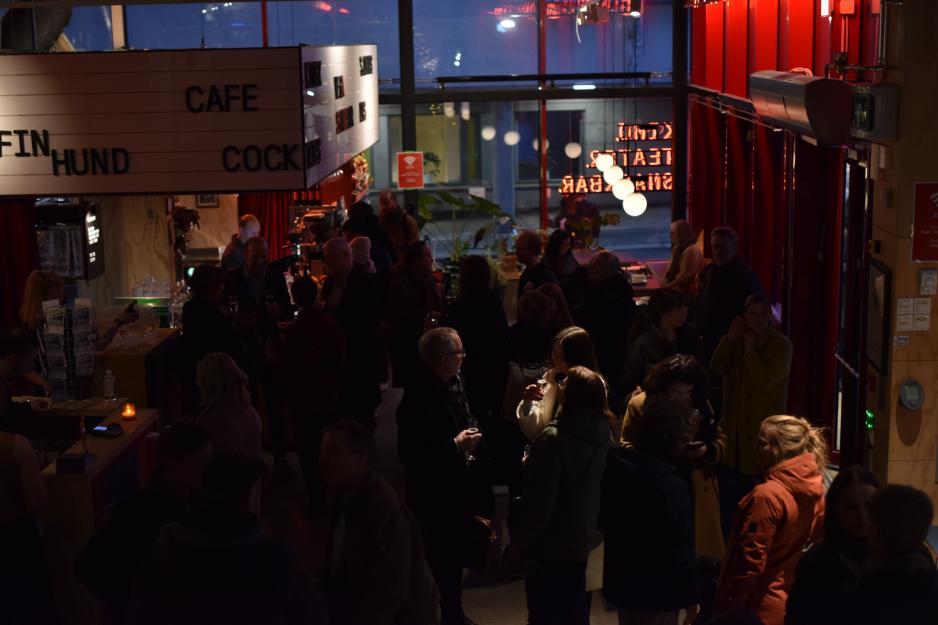 Folk i inngangspartiet p&aring; vega