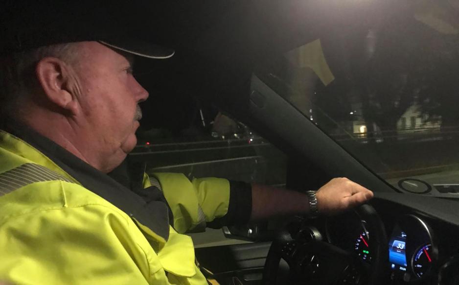 Arild Olsen kj&oslash;rer bil.