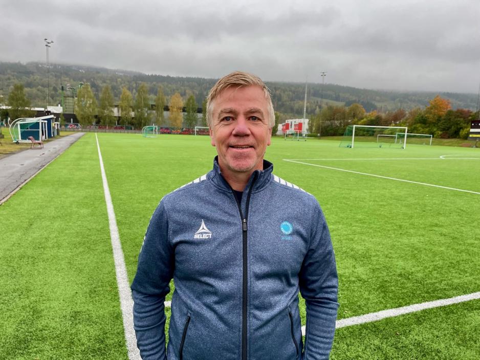 Lederen av Fotballstiftelsen Arne Knoph st&aring;r p&aring; en fotballbane.