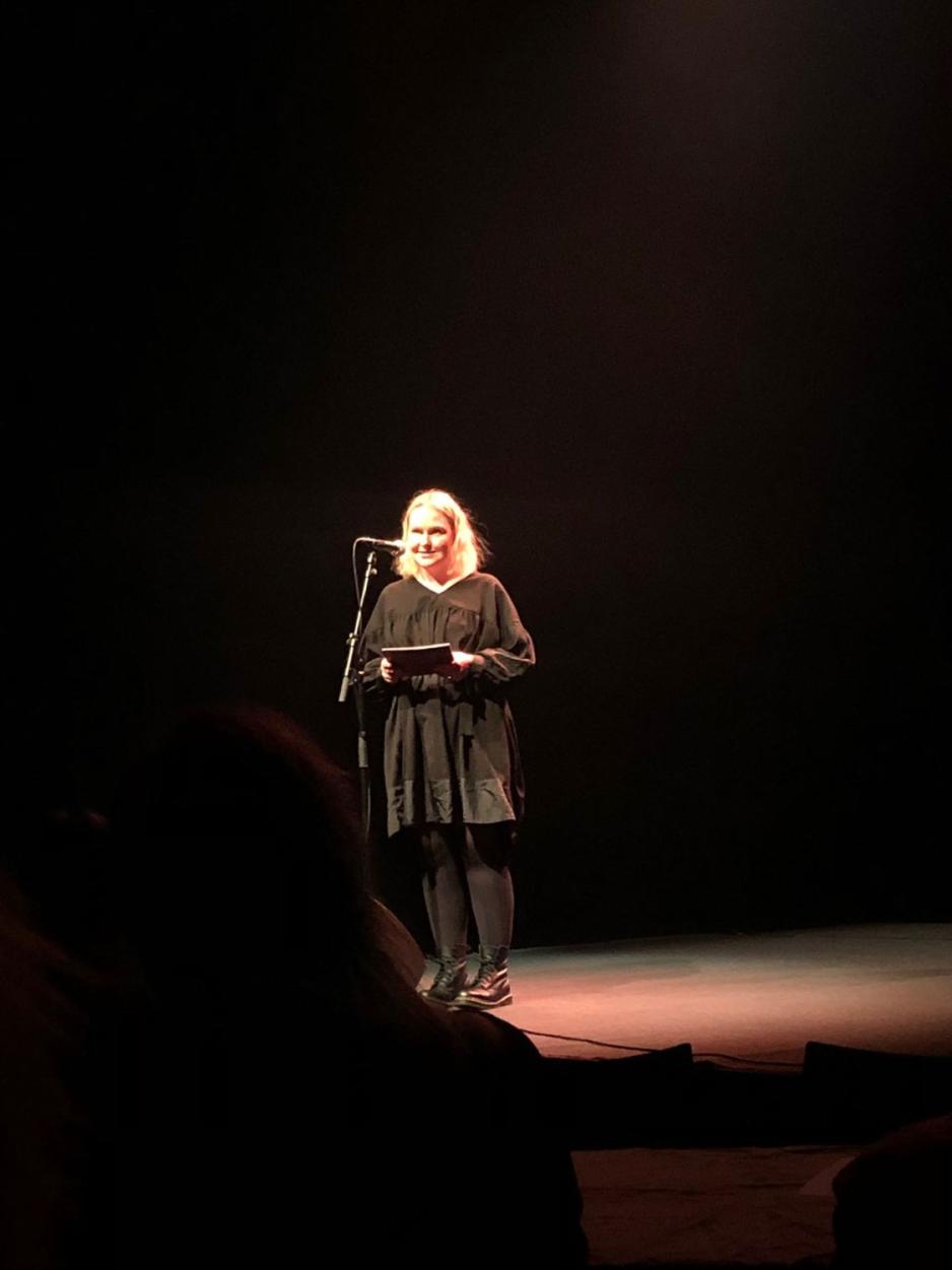 Stortingsrepresentant &Aring;se Kristin Ask Bakke p&aring; en scene.