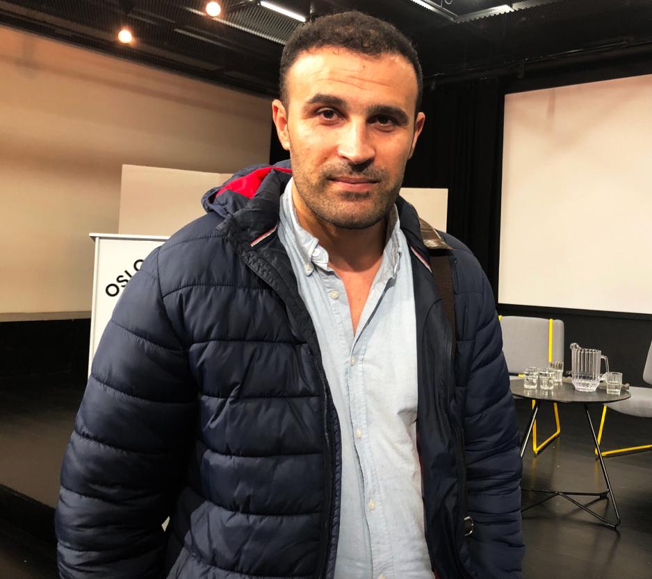 Afshin Ismaeli ser inn i kameraet, og venter p&aring; det nye oppdraget sitt. 