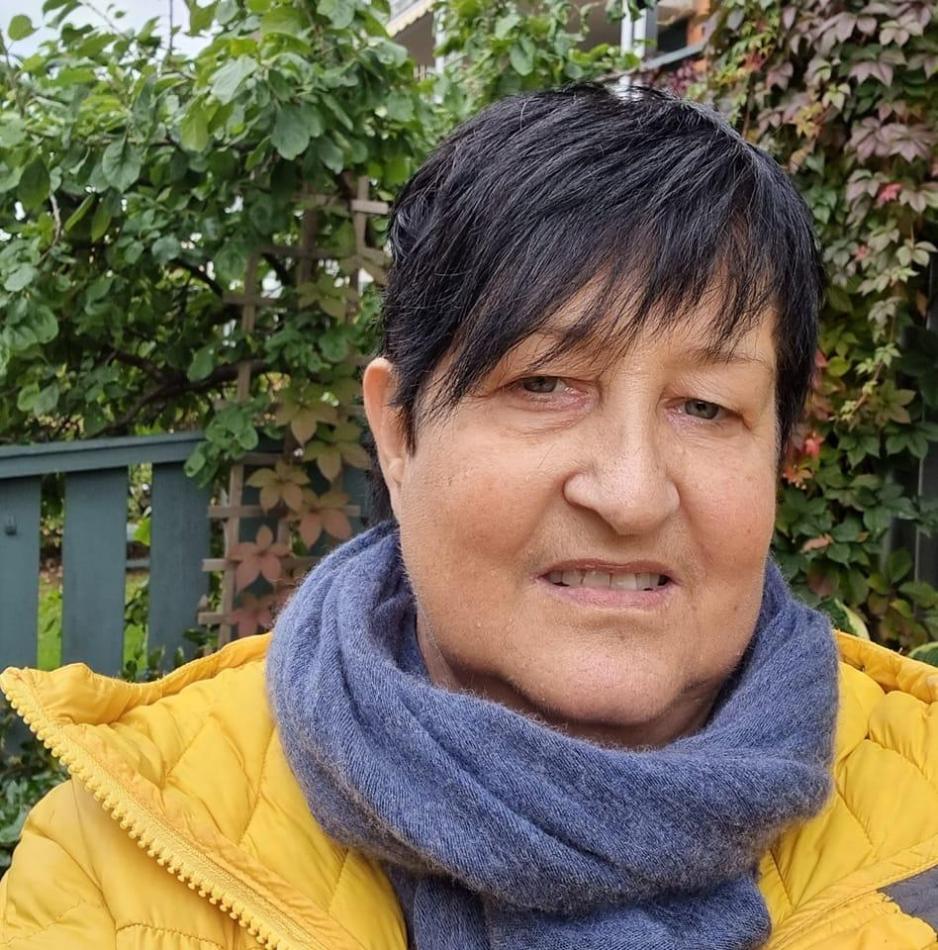 kvinne ser p&aring; kamera