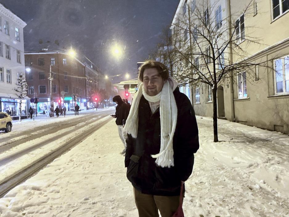 &Aring;smund Birkenes venter p&aring; trikken.