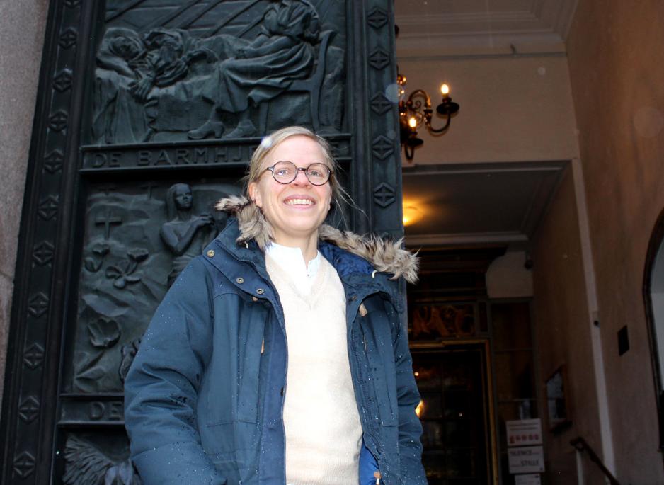 &Aring;ste Dokka i d&oslash;ren foran domkirken i Oslo