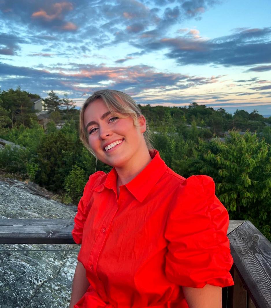 Bildet av jente i r&oslash;d genser