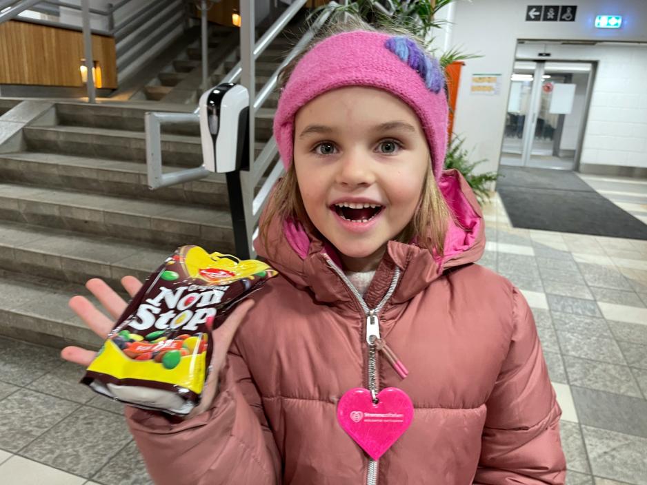 6 &aring;r gammel jente holder p&aring; nonstop-pose