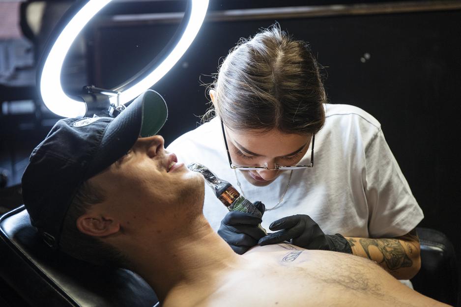 Lise Gran Olsen tatoverer Benjamin Clark L&oslash;demel.