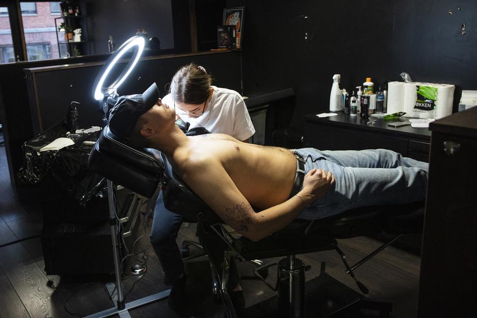 Lise Gran Olsen tatoverer Benjamin Clark L&oslash;demel.