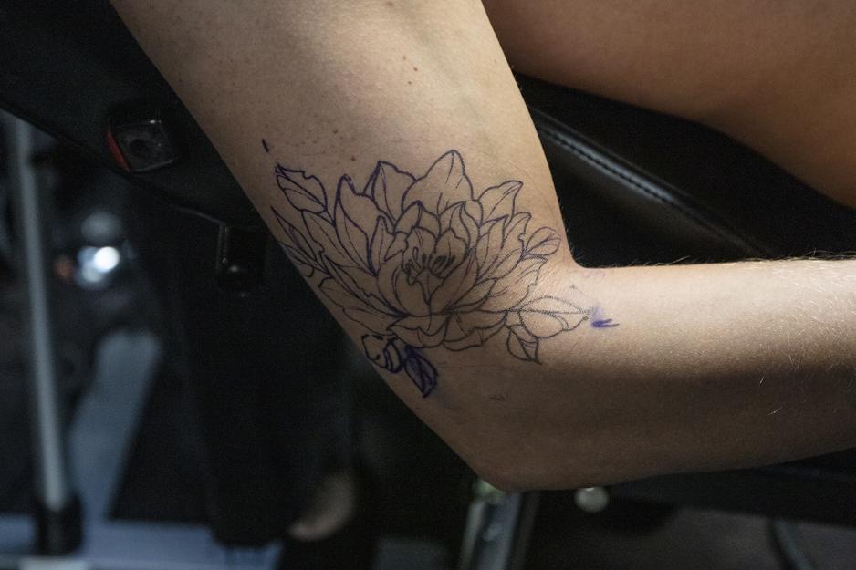 Skissen til en tatovering av en Kiwi blomst p&aring; armen til benjamin Clark L&oslash;demel.