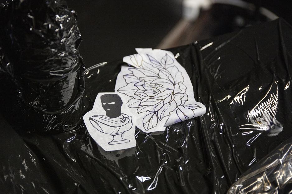 ​Her ligger to av flere tatoveringer som Benjamin Clark L&oslash;demel fikk tatovert. 