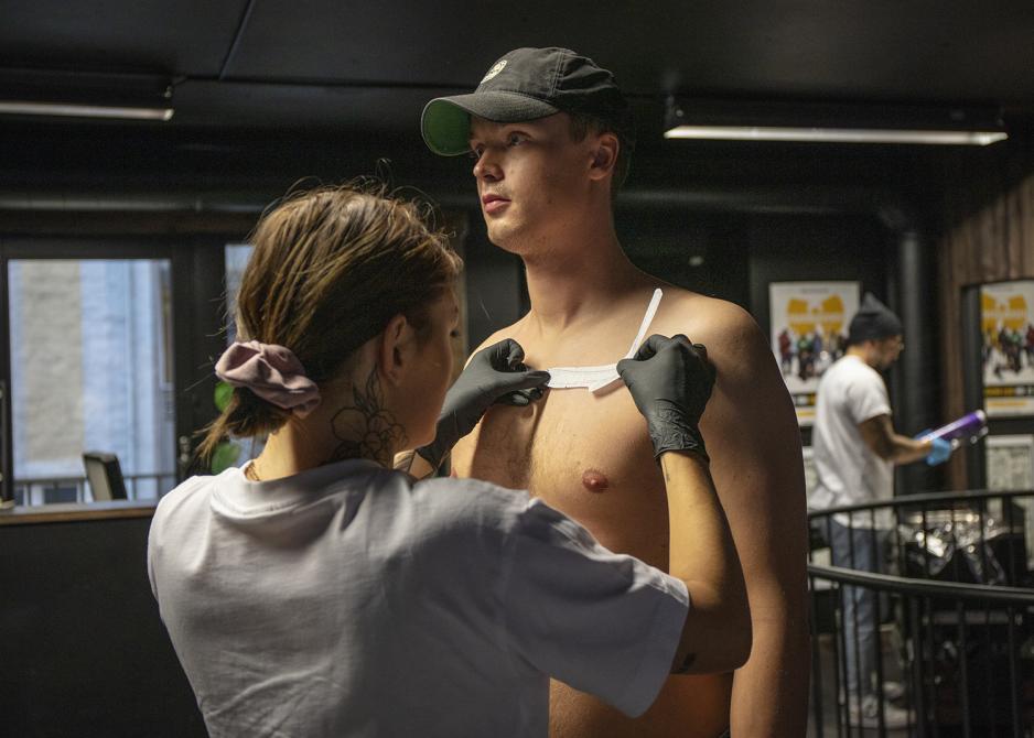 Lise Gran Olsen legger skissen til tatoveringen p&aring; bringen til Benjamin Clark Ledem&oslash;l.