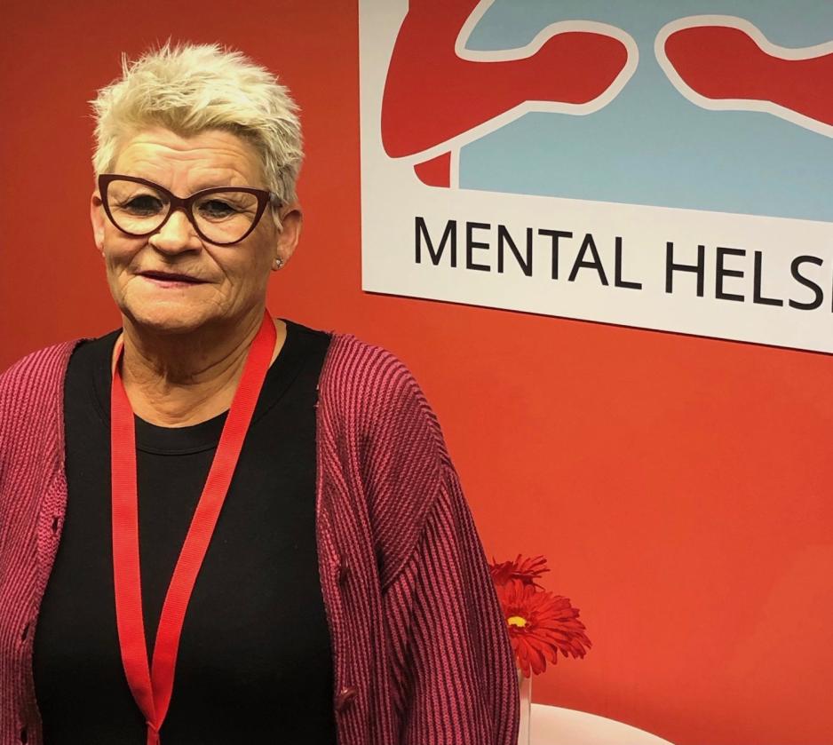 Aud Karin Bj&oslash;rn foran Mental Helse skilt