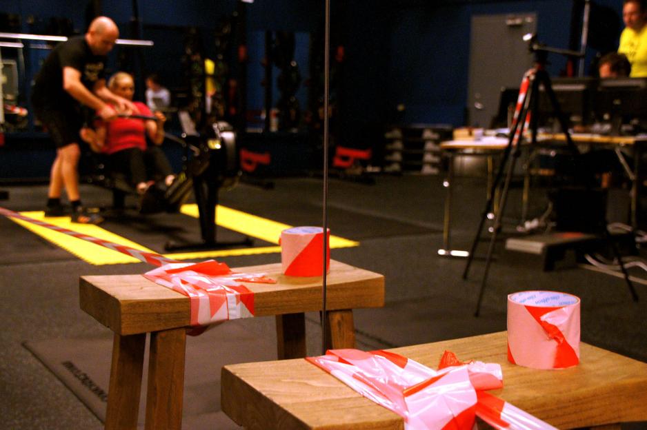 Et b&aring;nd som sperrer av, slik at romaskinen som blir brukt kan st&aring; i fred uten at noe kan &oslash;delegge for fors&oslash;ket.