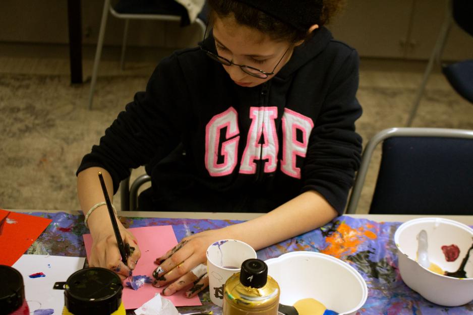 Jente som maler og tegner p&aring; et kunstverksted