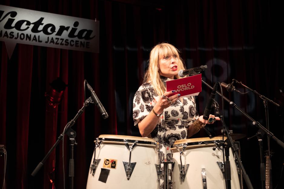Festivalsjef Alexandra Archetti St&oslash;len snakker til publikum p&aring; Victoria Nasjonale Jazzscene