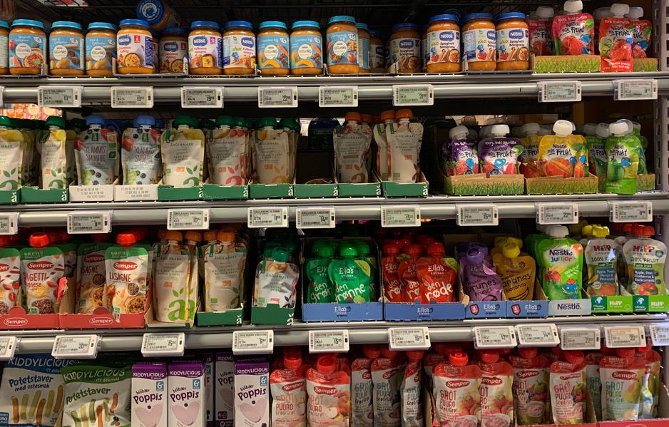 Et oversiktsbilde av produktene i barnemathylla p&aring; matbutikken