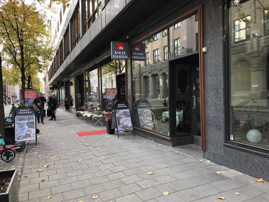 Tre sm&aring; bord st&aring;r utenfor Baker Hansen i Kirkegata 