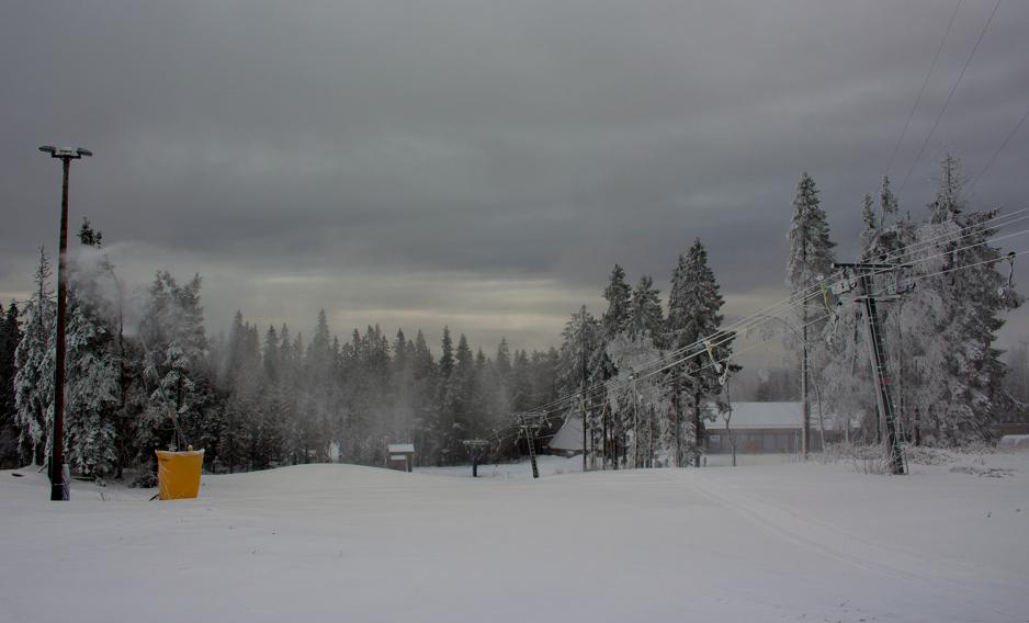 Sn&oslash;kanoner produserer sn&oslash; i en slak bakke. Bakken er en del av nybegynneromr&aring;det i Skimre Oslo.