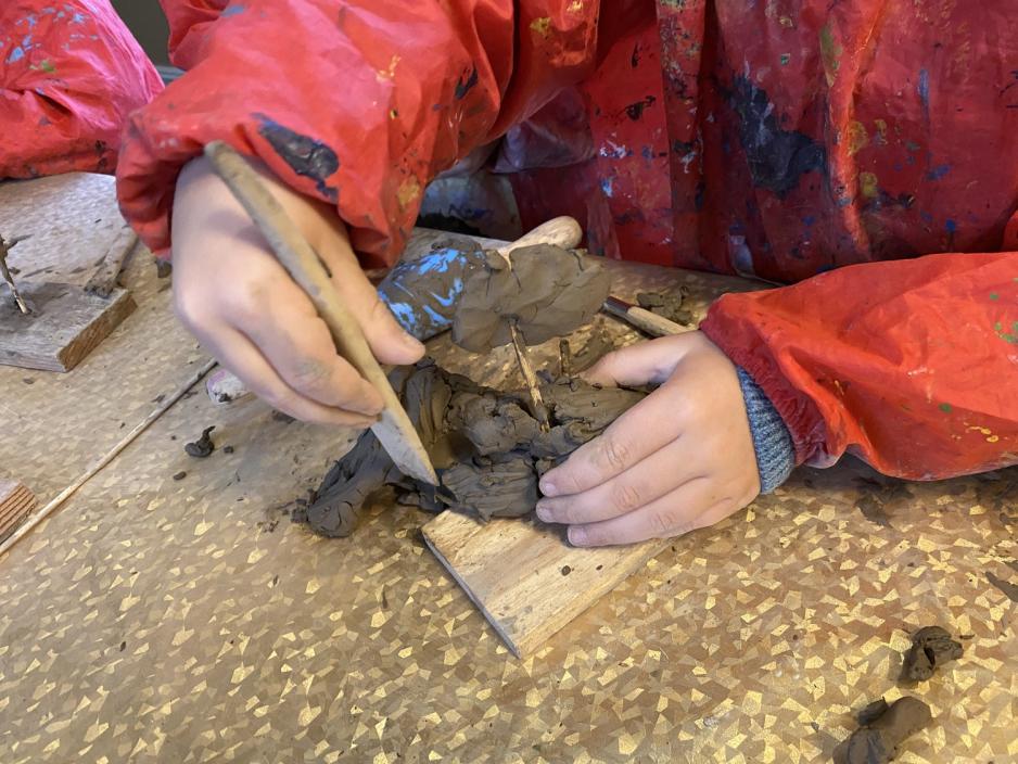 Guttene arbeider med detaljene p&aring; skulpturen