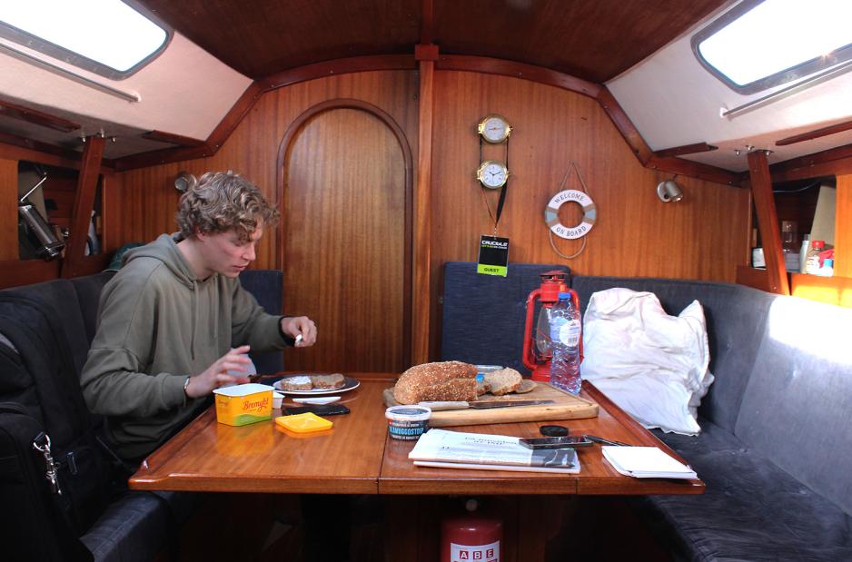 Hans Albert Terland spiser frokost i b&aring;ten sin