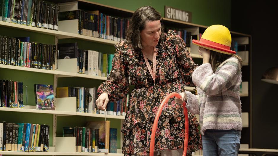 Marianthe Salvesen og et barn st&aring;r i Deichman Bjerke