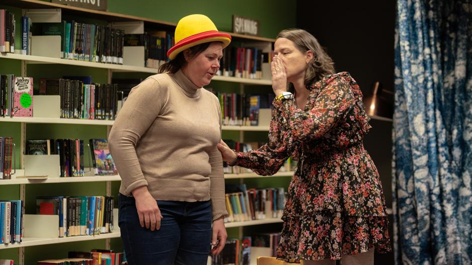 Marianthe Salvesen og en dame st&aring;r i Deichman Bjerke